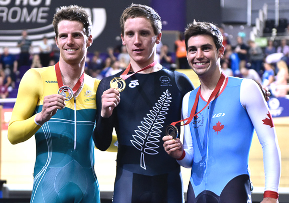 Glenn O'Shea (left) and Shane Archbold (centre) after winning gold and silver in the Men's Scratch race at the Commonwealth Games.