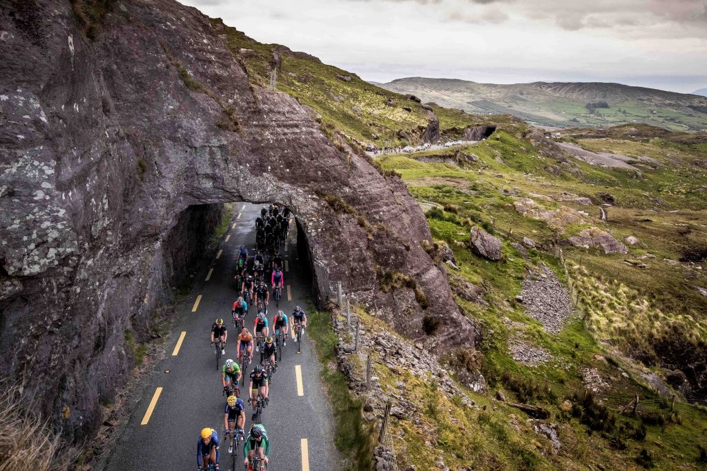 The riders climb the Caha Pass (Photo: ©INPHO/Morgan Treacy)